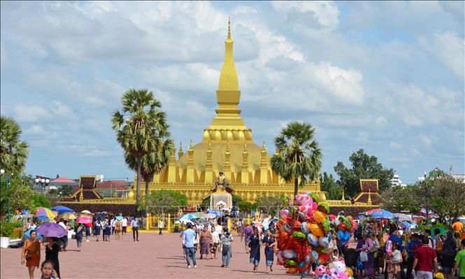 Trong ảnh: Đông đảo người dân Lào tới tham dự Lễ hội Thạt Luổng. Ảnh: Thu Phương - Pv TTXVN tại Lào
