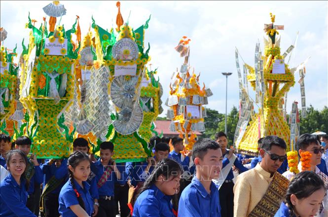 Trong ảnh: Người dân rước Phạ Sạt Phơng (lễ rước tháp) đến chùa Thạt Luổng, chiều 30/10. Ảnh: Thu Phương - Pv TTXVN tại Lào

