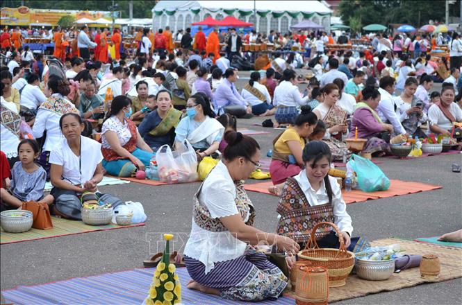 Trong ảnh: Người dân tham gia lễ Tắc bạt (dâng lễ cho các nhà sư) tại chùa Thạt Luổng, sáng 31/10. Ảnh: Thu Phương - Pv TTXVN tại Lào
