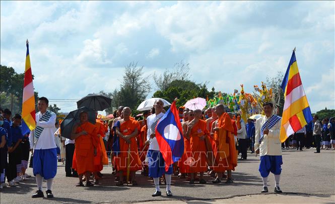 Trong ảnh: Lễ rước Phạ Sạt Phơng (lễ rước tháp) đến chùa Thạt Luổng, chiều 30/10. Ảnh: Thu Phương - Pv TTXVN tại Lào
