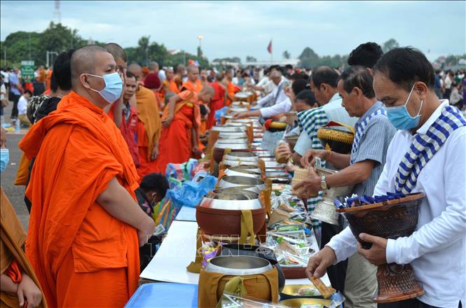 Trong ảnh: Người dân dâng lễ cho các nhà sư tại chùa Thạt Luổng. Ảnh: Thu Phương - Pv TTXVN tại Lào
