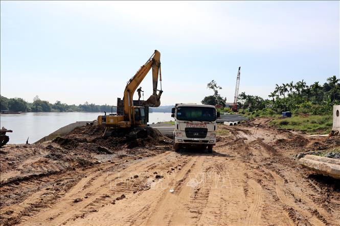 Trong ảnh: Thi công giai đoạn 1 Dự án Đê chống ngập sông Hồng tại xã Giới Phiên, thành phố Yên Bái. Ảnh: Việt Dũng - TTXVN 
