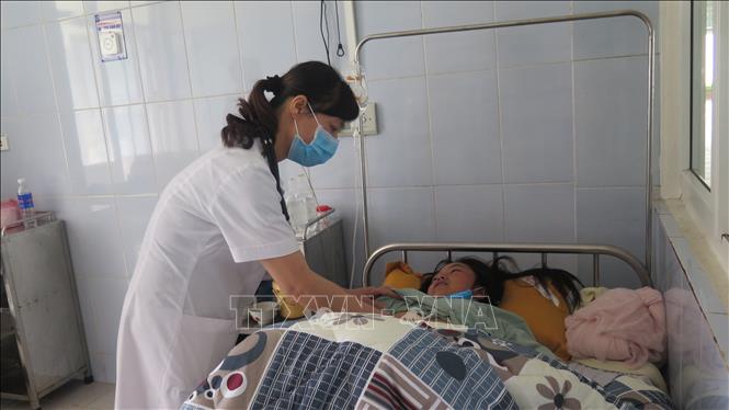 Trong ảnh: Bác sỹ Bệnh viện Đa khoa tỉnh Lai Châu theo dõi, chăm sóc sức khỏe của các bệnh nhân. Ảnh: Việt Hoàng/TTXVN
