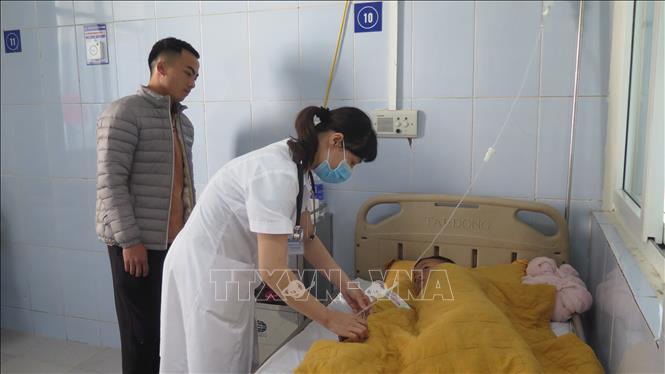 Trong ảnh: Bác sỹ Bệnh viện Đa khoa tỉnh Lai Châu theo dõi, chăm sóc sức khỏe của các bệnh nhân. Ảnh: Việt Hoàng/TTXVN