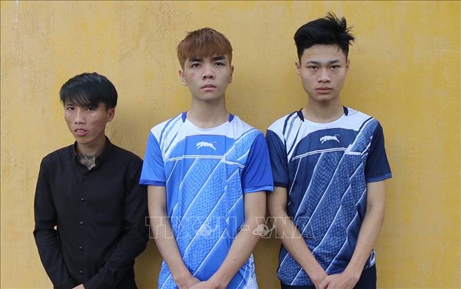 Trong ảnh: Các đối tượng đang bị tạm giữ tại cơ quan công an. Ảnh: Đậu Tất Thành – TTXVN.
