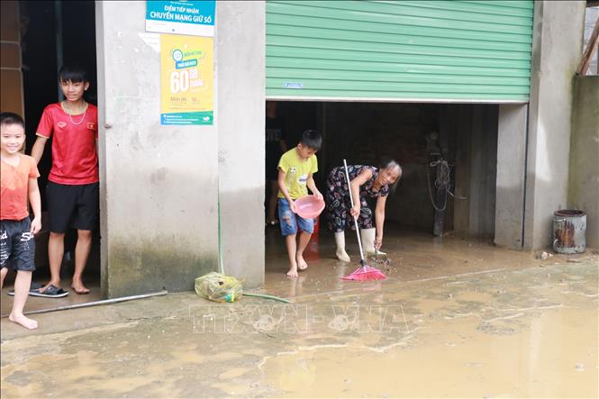 Trong ảnh: Người dân xóm Đông Xuân, xã Trung Phúc Cường, Nam Đàn dọn dẹp khi nước đã rút dần. Ảnh: Bích Huệ - TTXVN