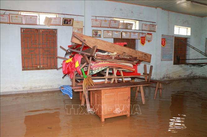 Trong ảnh: Dù được kê lên cao, nhưng mọi vật dụng trong Nhà văn hóa xóm 9 của xã Thanh Hà, Thanh Chương vẫn bị hư hỏng do ngấm nước. Ảnh: Bích Huệ - TTXVN