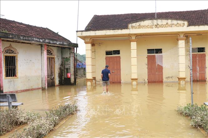 Trong ảnh: Nhà Văn hóa một xóm của xã Thanh Hà, huyện Thanh Chương ngập chìm trong nước khiến  người dân chưa thể sinh hoạt được. Ảnh: Bích Huệ - TTXVN