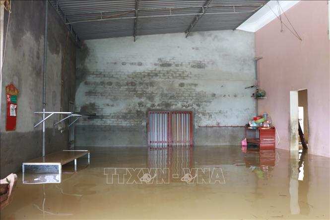 Trong ảnh: Mọi vật dụng sinh hoạt của gia đình anh Võ Văn Chương, xóm Đông Thọ, xã Trung Phúc Cường, Nam Đàn bị ngập chìm trong nước. Ảnh: Bích Huệ - TTXVN