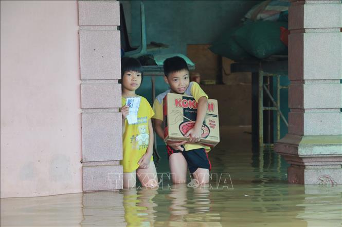 Trong ảnh: Món quà cứu trợ ấm lòng người dân vùng lũ. ẢNh: Bích Huệ - TTXVN