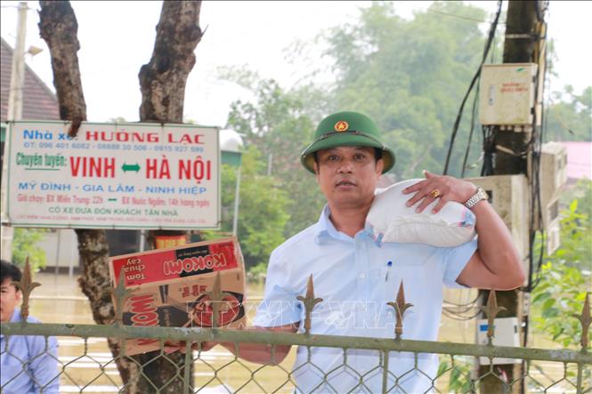 Trong ảnh: Kịp thời hỗ trợ người dân, các đoàn đã đến cứu trợ lương thực cho người dân xã Trung Phúc Cường đang ngập chìm trong lũ. Ảnh: Bích Huệ - TTXVN