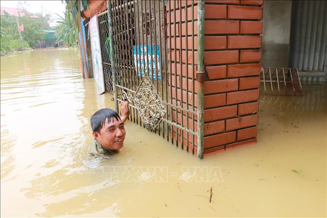 Trong ảnh: Gia đình anh Võ Văn Chương, xóm Đông Thọ, xã Trung Phúc Cường, Nam Đàn bị ngập sâu  gần 2m ảnh hưởng đến sinh hoạt gia đình. Ảnh: Bích Huệ - TTXVN