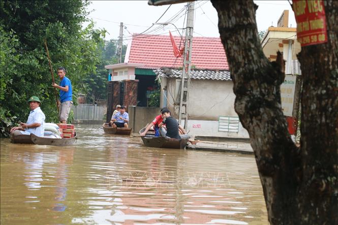 Trong ảnh: Nước dâng cao khắp mọi nẻo đường, người dân xóm Đông Thọ, xã Trung Phúc Cường, Nam Đàn phải di chuyển bằng thuyền. Ảnh: Bích Huệ - TTXVN