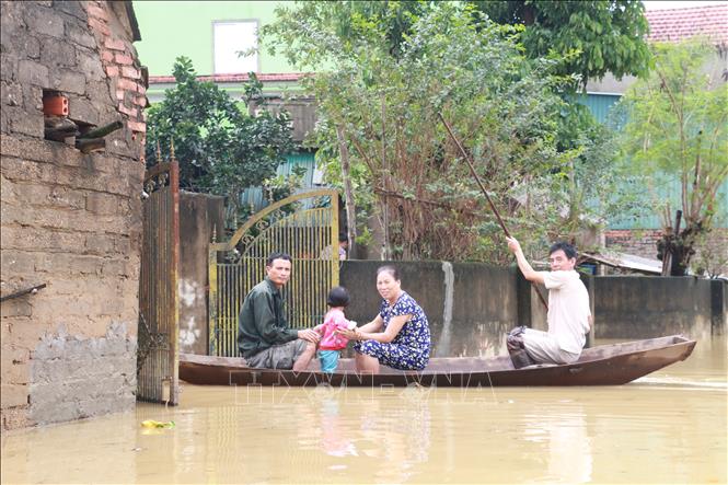 Trong ảnh: Nước dâng cao khắp mọi nẻo đường, người dân xóm Đông Thọ, xã Trung Phúc Cường, Nam Đàn phải di chuyển bằng thuyền. Ảnh: Bích Huệ - TTXVN