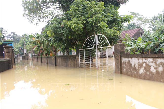 Trong ảnh: Nước ngập sâu gần 2m đã khiến đảo lộn cuộc sống hàng ngàn hộ dân xã Trung Phúc Cường, huyện Nam Đàn. Ảnh: Bích Huệ - TTXVN