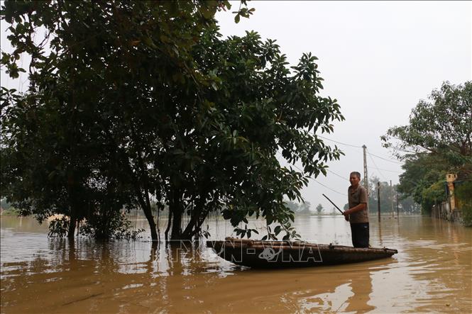 Trong ảnh: Nước dâng cao khắp mọi nẻo đường, người dân xóm Đông Thọ, xã Trung Phúc Cường, Nam Đàn phải di chuyển bằng thuyền. Ảnh: Bích Huệ - TTXVN