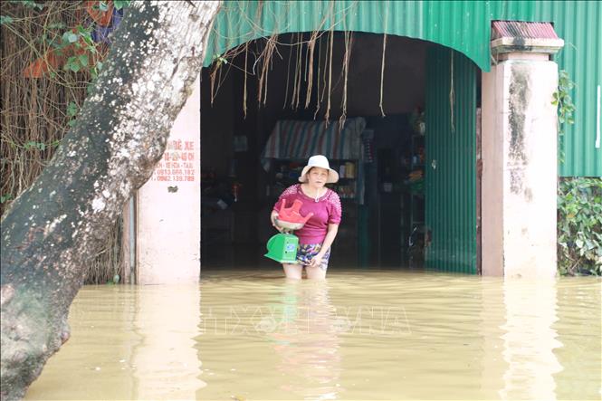Trong ảnh: Nước dâng cao khắp mọi nẻo đường, người dân xóm Đông Thọ, xã Trung Phúc Cường, Nam Đàn phải di chuyển bằng thuyền. Ảnh: Bích Huệ - TTXVN