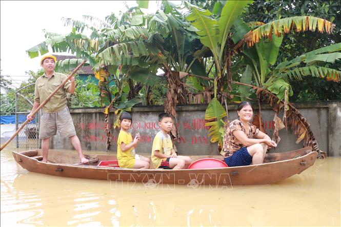 Trong ảnh: Nước dâng cao khắp mọi nẻo đường, người dân xóm Đông Thọ, xã Trung Phúc Cường, Nam Đàn phải di chuyển bằng thuyền. Ảnh: Bích Huệ - TTXVN