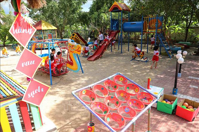 Trong ảnh: Bộ Giáo dục và Đào tạo sẽ rà soát thực trạng và nhu cầu đầu tư xây dựng, cải tạo, nâng cấp hệ thống trường, lớp mầm non; bảo đảm các điều kiện để duy trì kết quả phổ cập giáo dục trẻ mầm non 5 tuổi và tăng tỷ lệ huy động trẻ ra lớp ở các độ tuổi còn lại. Ảnh: Thanh Tùng-TTXVN
