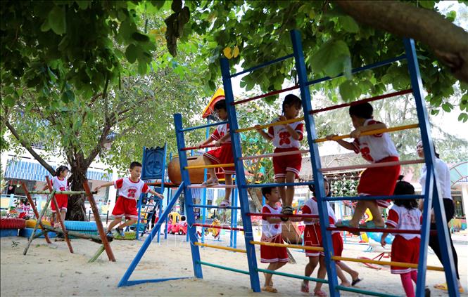 Trong ảnh: Bộ Giáo dục và Đào tạo sẽ rà soát thực trạng và nhu cầu đầu tư xây dựng, cải tạo, nâng cấp hệ thống trường, lớp mầm non; bảo đảm các điều kiện để duy trì kết quả phổ cập giáo dục trẻ mầm non 5 tuổi và tăng tỷ lệ huy động trẻ ra lớp ở các độ tuổi còn lại. Ảnh: Thanh Tùng-TTXVN
