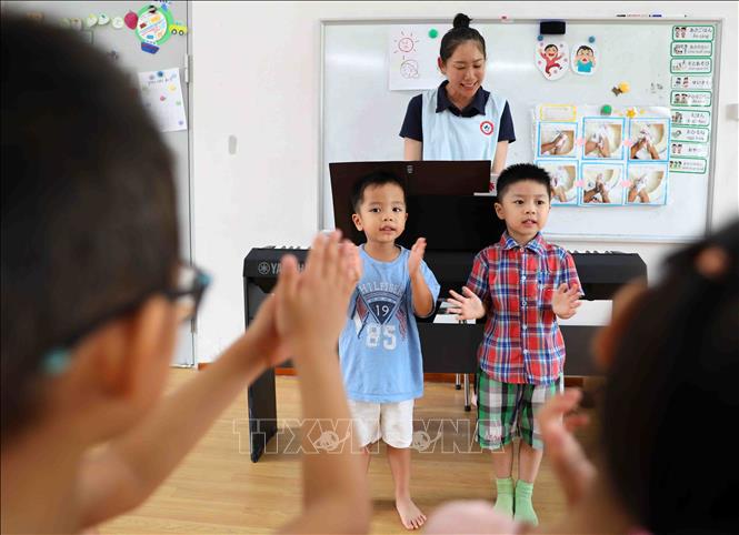 Trong ảnh: Tính đến năm học 2020-2021, tỷ lệ trẻ độ tuổi nhà trẻ ra lớp ở Hà Nội đạt 53,5%, tỷ lệ trẻ mầm non 5 tuổi ra lớp duy trì ở mức 100%. Ảnh: Thanh Tùng-TTXVN

