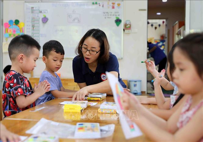 Trong ảnh: Tính đến năm học 2020-2021, tỷ lệ trẻ độ tuổi nhà trẻ ra lớp ở Hà Nội đạt 53,5%, tỷ lệ trẻ mầm non 5 tuổi ra lớp duy trì ở mức 100%. Ảnh: Thanh Tùng-TTXVN
