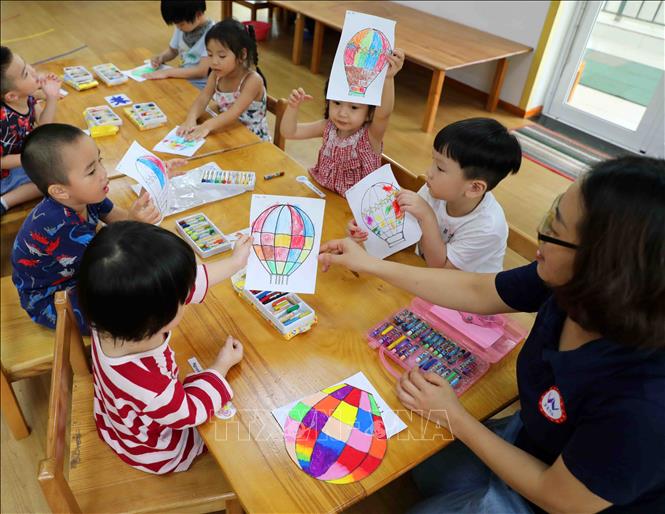 Trong ảnh: Thành phố Hà Nội có tỷ lệ trẻ mầm non ra lớp cao hơn tỷ lệ chung của cả nước, nhất là ở độ tuổi nhà trẻ. Ảnh: Thanh Tùng-TTXVN
