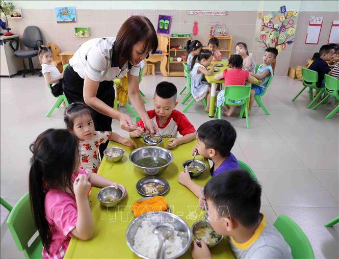 Trong ảnh: Tính đến năm học 2020-2021, tỷ lệ trẻ độ tuổi nhà trẻ ra lớp ở Hà Nội đạt 53,5%, tỷ lệ trẻ mầm non 5 tuổi ra lớp duy trì ở mức 100%. Ảnh: Thanh Tùng-TTXVN

