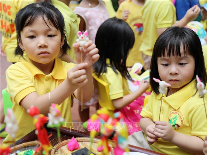 Trong ảnh: Tính đến năm học 2020-2021, tỷ lệ trẻ độ tuổi nhà trẻ ra lớp ở Hà Nội đạt 53,5%, tỷ lệ trẻ mầm non 5 tuổi ra lớp duy trì ở mức 100%. Ảnh: Thanh Tùng-TTXVN
