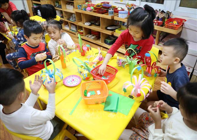Trong ảnh: Thành phố Hà Nội có tỷ lệ trẻ mầm non ra lớp cao hơn tỷ lệ chung của cả nước, nhất là ở độ tuổi nhà trẻ. Ảnh: Thanh Tùng-TTXVN
