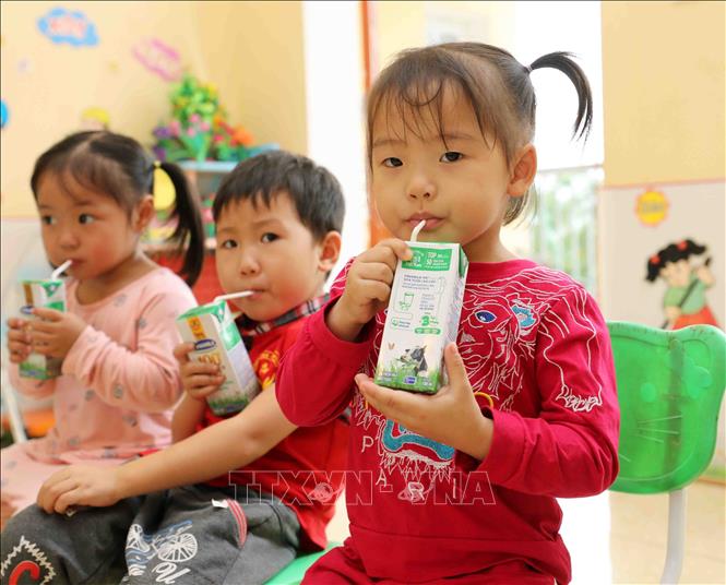 Trong ảnh: Năm học 2020-2021,ngành giáo dục tiếp tục nâng cao chất lượng chăm sóc, nuôi dưỡng, giáo dục trẻ mầm non. Ảnh: Thanh Tùng-TTXVN