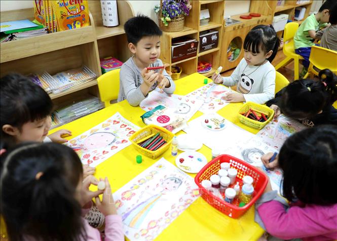 Trong ảnh: Thành phố Hà Nội có tỷ lệ trẻ mầm non ra lớp cao hơn tỷ lệ chung của cả nước, nhất là ở độ tuổi nhà trẻ. Ảnh: Thanh Tùng-TTXVN

