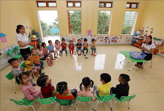 Trong ảnh: Năm học 2020-2021,ngành giáo dục tiếp tục nâng cao chất lượng chăm sóc, nuôi dưỡng, giáo dục trẻ mầm non. Ảnh: Thanh Tùng-TTXVN