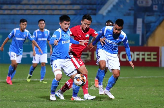 Trong ảnh: Pha tranh chấp quyết liệt giữa Quế Ngọc Hải (Viettel) và các cầu thủ Than Quảng Ninh. Ảnh: Thành Đạt - TTXVN