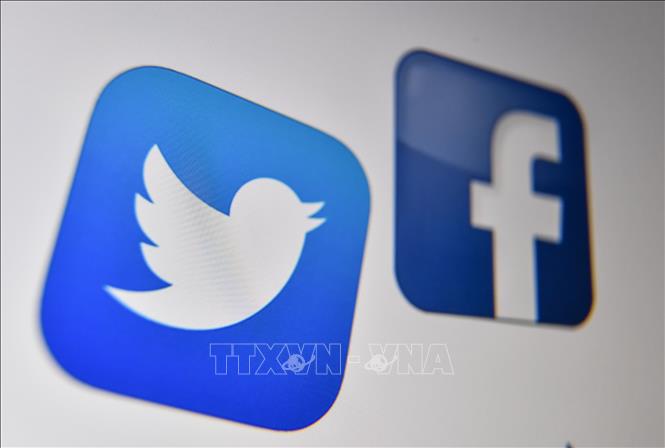 Trong ảnh: Biểu tượng của hai mạng xã hội Twitter và Facebook. Ảnh: AFP/TTXVN