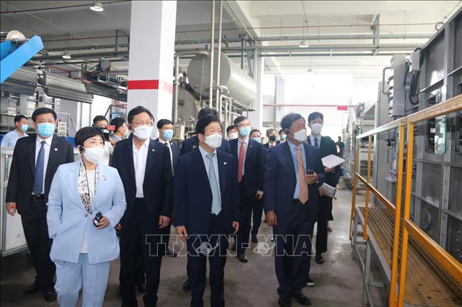 Trong ảnh: Đoàn Đại biểu cấp cao Quốc hội Hàn Quốc tham quan xưởng sản xuất của Công ty Samil Vina. Ảnh: Công Phong - TTXVN