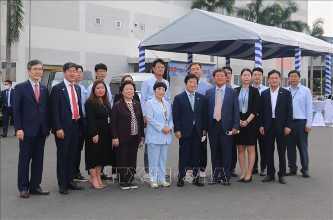 Trong ảnh: Đoàn Đại biểu cấp cao Quốc hội Hàn Quốc chụp ảnh lưu niệm cùng lãnh đạo Công ty Samil Vina. Ảnh: Công Phong - TTXVN