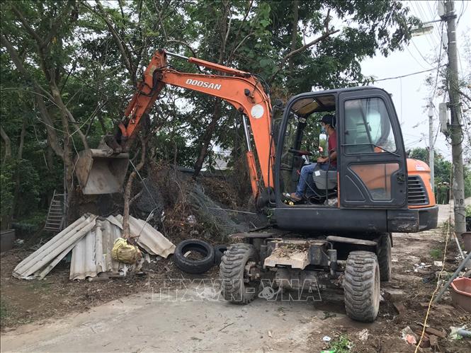Trong ảnh: Lực lượng chức năng thực hiện công tác cưỡng chế. Ảnh: Nguyễn Văn Cảnh - TTXVN