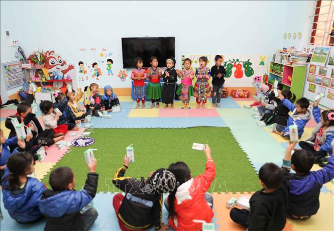 Trong ảnh: Các em được uống sữa miễn phí liên tiếp trong 3 tháng nhằm tăng cường chế độ dinh dưỡng, hỗ trợ nâng cao sức khỏe và sức đề kháng. Ảnh: Thanh Tùng - TTXVN 