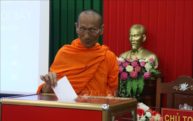 Trong ảnh: Đại biểu Hội đồng nhân dân tỉnh Trà Vinh bỏ phiếu bầu Chủ tịch UBND tỉnh. Ảnh: Thanh Hòa- TTXVN