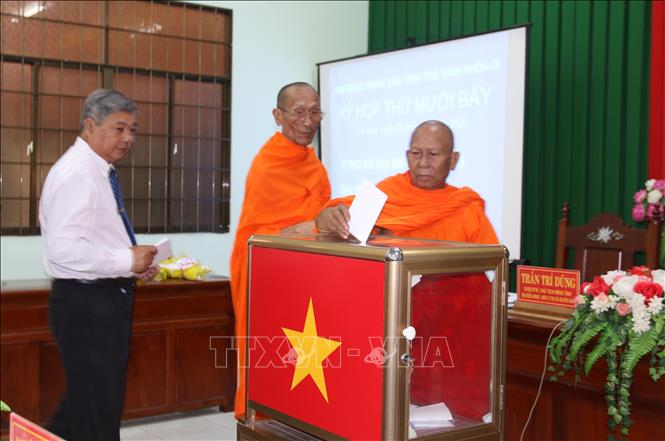Trong ảnh: Đại biểu Hội đồng nhân dân tỉnh Trà Vinh bỏ phiếu bầu Chủ tịch UBND tỉnh. Ảnh: Thanh Hòa- TTXVN