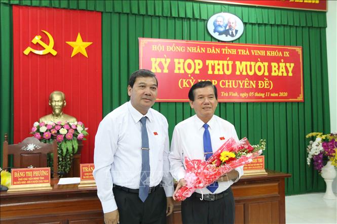 Trong ảnh: Tân Chủ tịch Hội đồng nhân dân tỉnh Trà Vinh Kim Ngọc Thái (trái) tặng hoa cho tân Chủ tịch Hội đồng nhân dân tỉnh Trần Trí Dũng. Ảnh: Thanh Hòa- TTXVN
