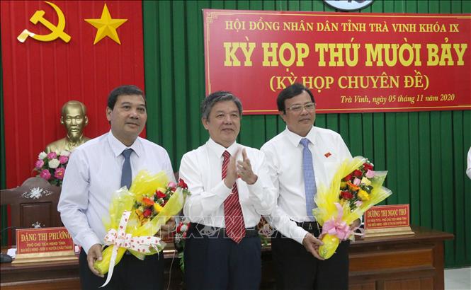 Trong ảnh: Bí thư Tỉnh ủy Trà Vinh Ngô Chí Cường tặng hoa chúc mừng tân Chủ tịch HĐND tỉnh Trà Vinh Kim Ngọc Thái (trái) và tân Chủ tịch UBND tỉnh Trà Vinh Lê Văn Hẳn (phải). Ảnh: Thanh Hòa- TTXVN