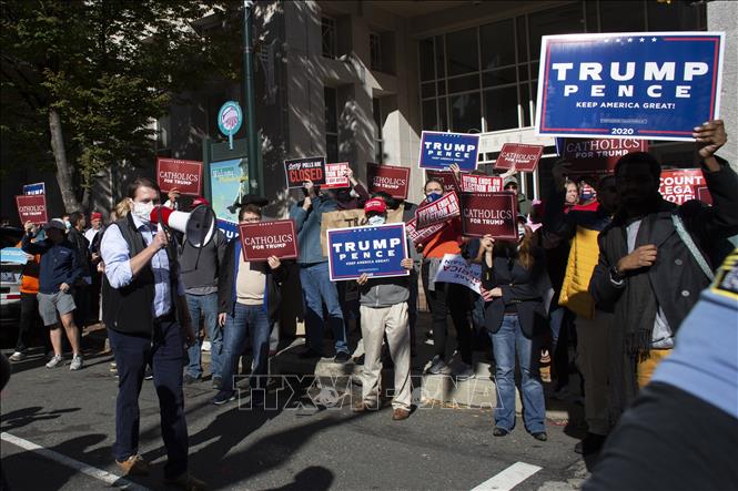Trong ảnh: Những người ủng hộ Tổng thống Mỹ Donald Trump biểu tình tại thành phố Philadelphia, bang Pennsylvania ngày 5/11/2020. Ảnh: AFP/TTXVN