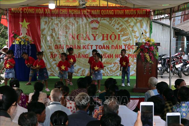 Trong ảnh:Hát múa trong ngày hội Đại đoàn kết toàn dân tộc tại địa bàn dân cư ấp Vĩnh Đằng .
Ảnh: Lê Sen - TTXVN