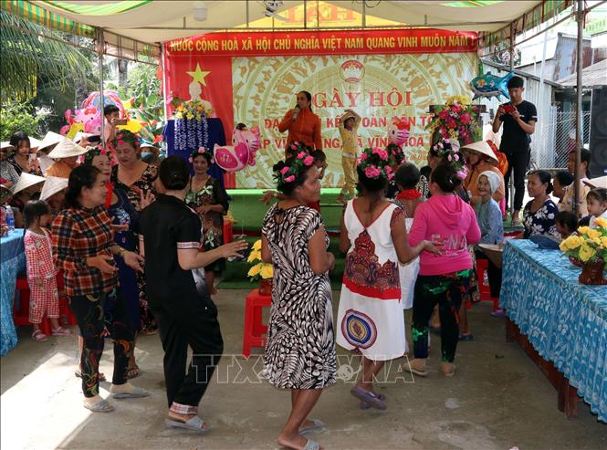 Trong ảnh:Bà con dân tộc Khmer trên địa bàn dân cư ấp Vĩnh Đằng hát múa theo điệu truyền thống của dân tộc tại ngày hội.
Ảnh: Lê Sen - TTXVN