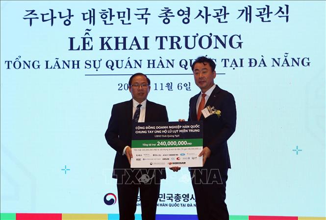 Photo: Representatives from RoK enterprises presents aid worth over 470 million VND (20,400 USD) to flood-hit central provinces of Thua Thien-Hue and Quang Ngai at the ceremony. VNA Photo: Trần Lê Lâm