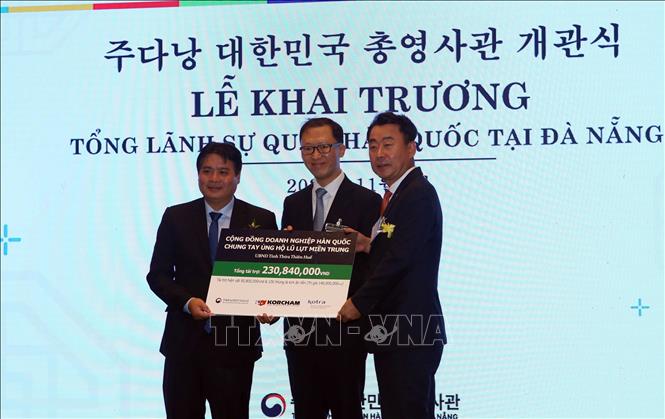 Photo: Representatives from RoK enterprises presents aid worth over 470 million VND (20,400 USD) to flood-hit central provinces of Thua Thien-Hue and Quang Ngai at the ceremony. VNA Photo: Trần Lê Lâm