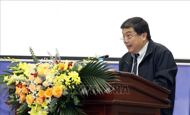 Trong ảnh: TS. Trình Mạnh Hòa, (nguyên Trưởng phòng KHCN – Môi trường, Cục Hàng không Việt Nam) trình bày tham luận. Ảnh: Anh Tuấn – TTXVN