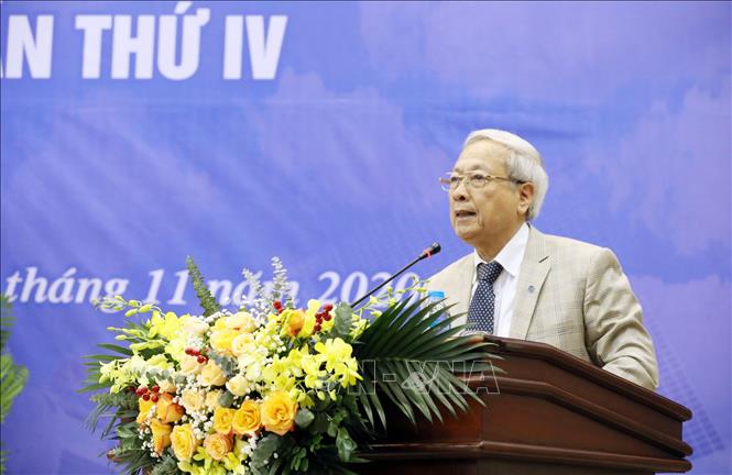 Trong ảnh: GS.TSKH Đỗ Trung Tá (nguyên Bộ trưởng Bộ Thông tin và Truyền Thông), nguyên Trợ lý Thủ tướng về Công nghệ thông tin) trình bày tham luận. Ảnh: Anh Tuấn – TTXVN